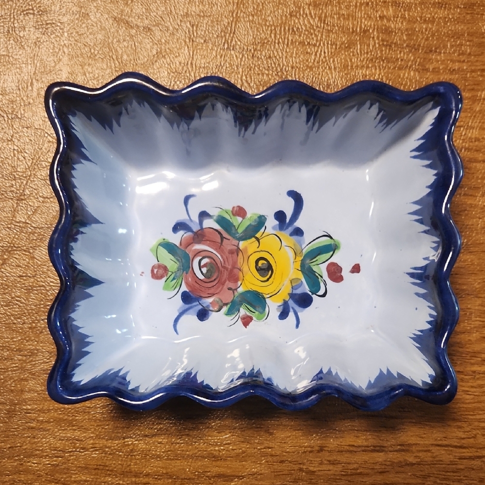 Vestal Scalloped Ceramic Dish